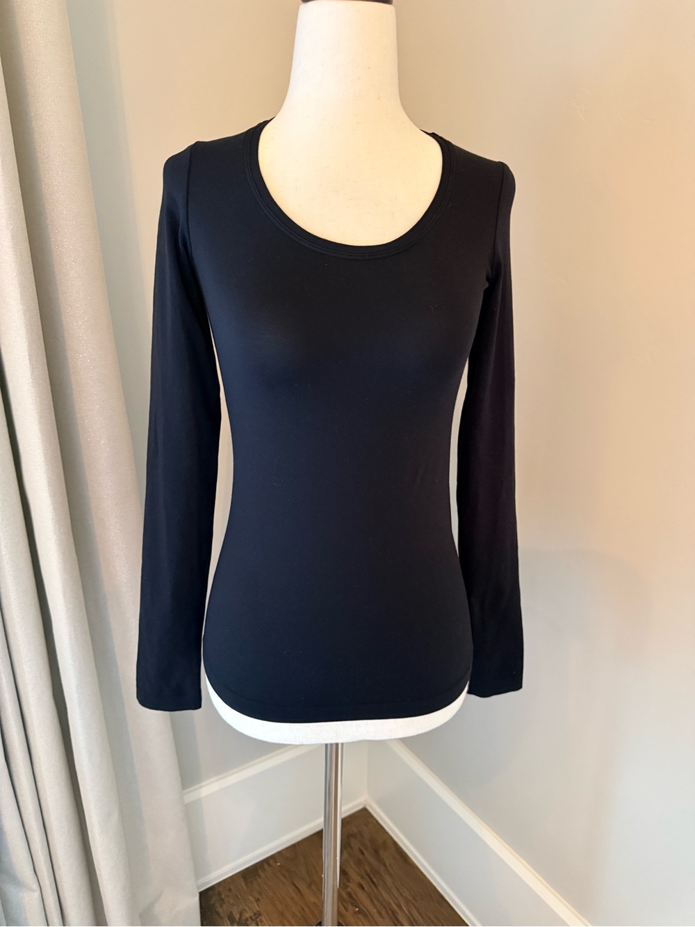 WOLFORD - New Classic Long-Sleeve Scoop Neck Top - Black!